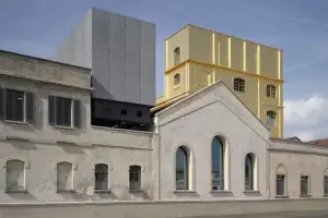 [이세라의 브랜드 앤 아트] 질문을 던지는 브랜드, 프라다