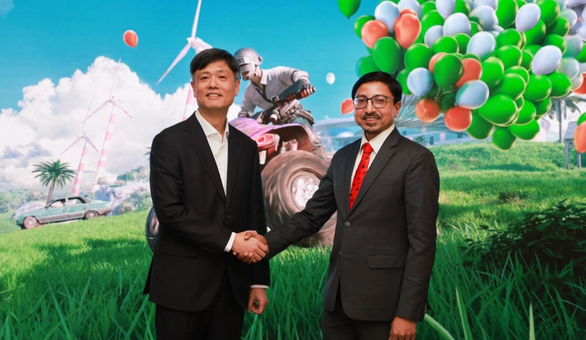 장병규(왼쪽) 크래프톤 의장과 고랑랄 다스 주한 인도대사가 지난 23일 서울 강남구 크래프톤 본사에서 만나 악수하고 있다. 크래프톤 제공