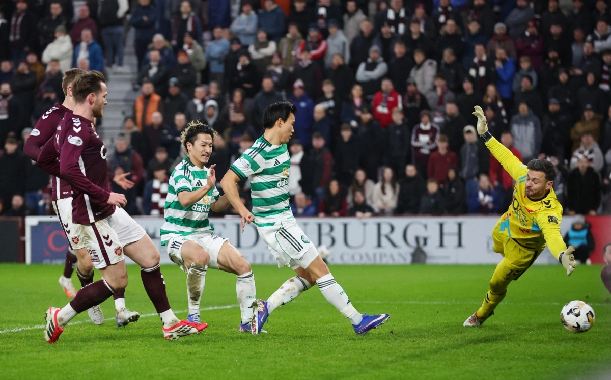 스코틀랜드 프로축구 셀틱에서 뛰는 양현준(오른쪽 두 번째)이 26일(한국시간) 스코틀랜드 에든버러 타인캐슬 파크에서 열린 2025~26시즌 프리미어십 23라운드 하츠 원정경기에서 슛을 시도하고 있다. 시즌 6골을 기록한 양현준은 이달에만 4경기에서 3골을 넣는 상승세를 보였다. 에든버러 로이터 연합뉴스