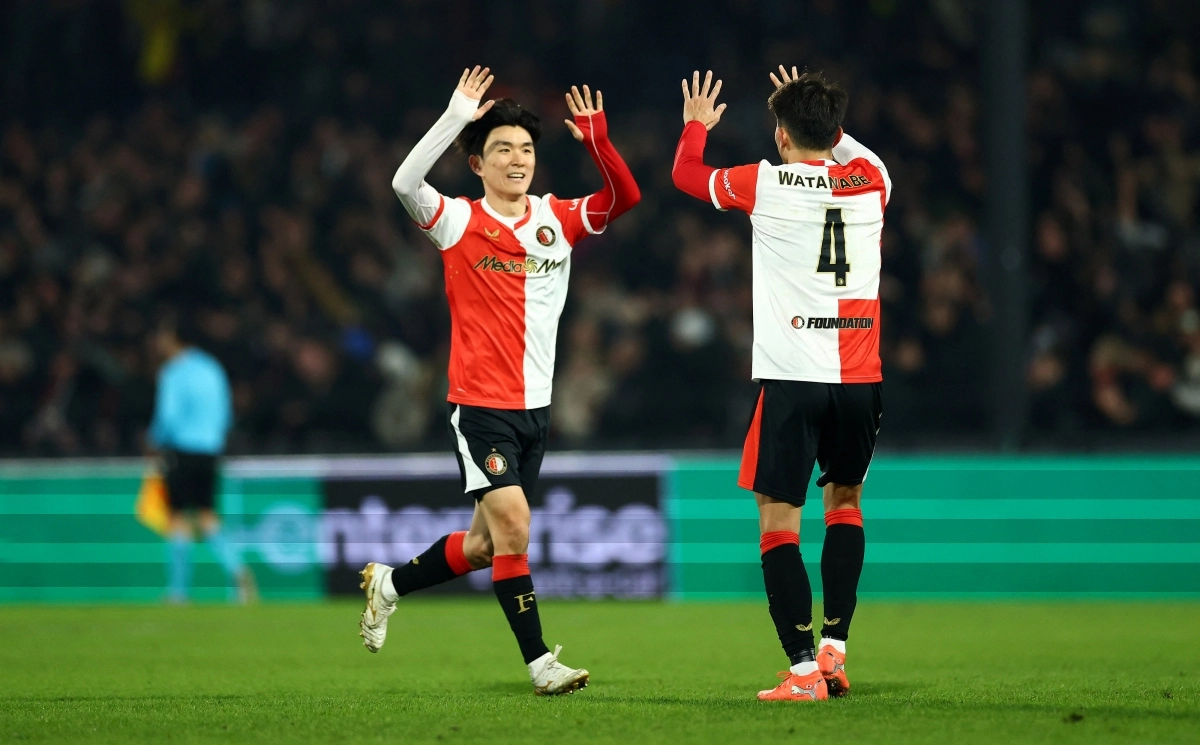 황인범(왼쪽). 로이터 연합뉴스