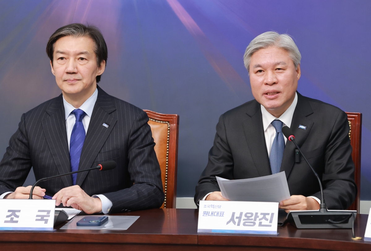 조국혁신당 서왕진 원내대표가 26일 국회에서 열린 최고위원회의에 참석해 발언하고 있다. 왼쪽은 조국 대표. 2026.1.26 연합뉴스