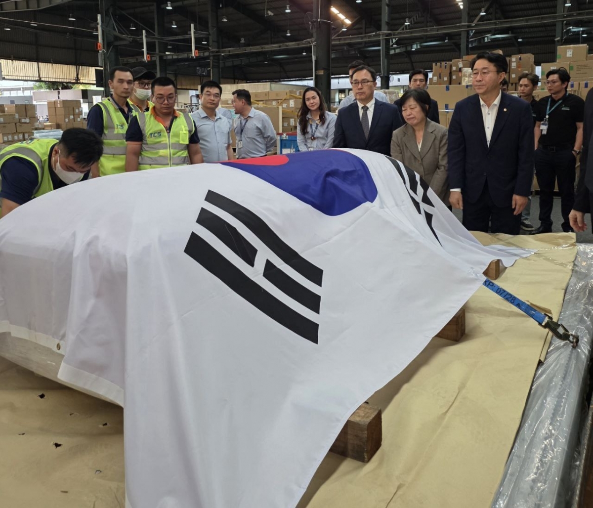 지난 26일(현지시간) 베트남 호찌민시 떤선녓 국제공항에 도착한 이해찬 전 총리의 관이 대형 태극기에 감싸인 채 운구되고 있다. 2026.1.27. 김현 더불어민주당 국회의원실 제공