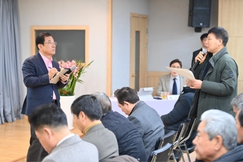 이현재 시장이 26일 미사3동 행정복지센터에서 K-스타월드 조성 사업 등 시 주요 정책사업들에 대해 일부 오해가 있다며 설명하고 있다.