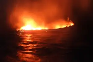 “기관실에서 펑” 경주 감포 해상서 어선 화재…승선원 6명 모두 구조