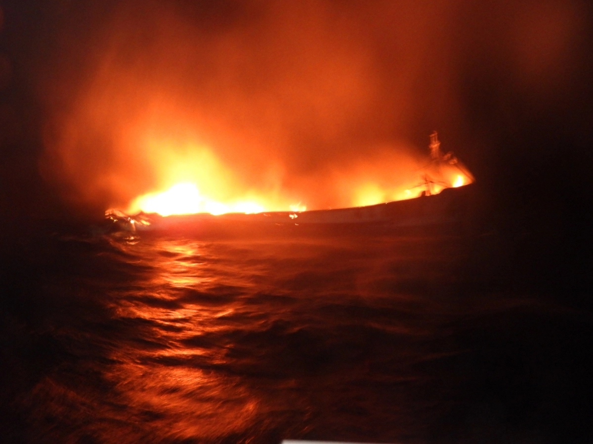 경북 경주 감포 해상에서 화재가 발생한 어선이 불에 타고 있다. 포항해경 제공