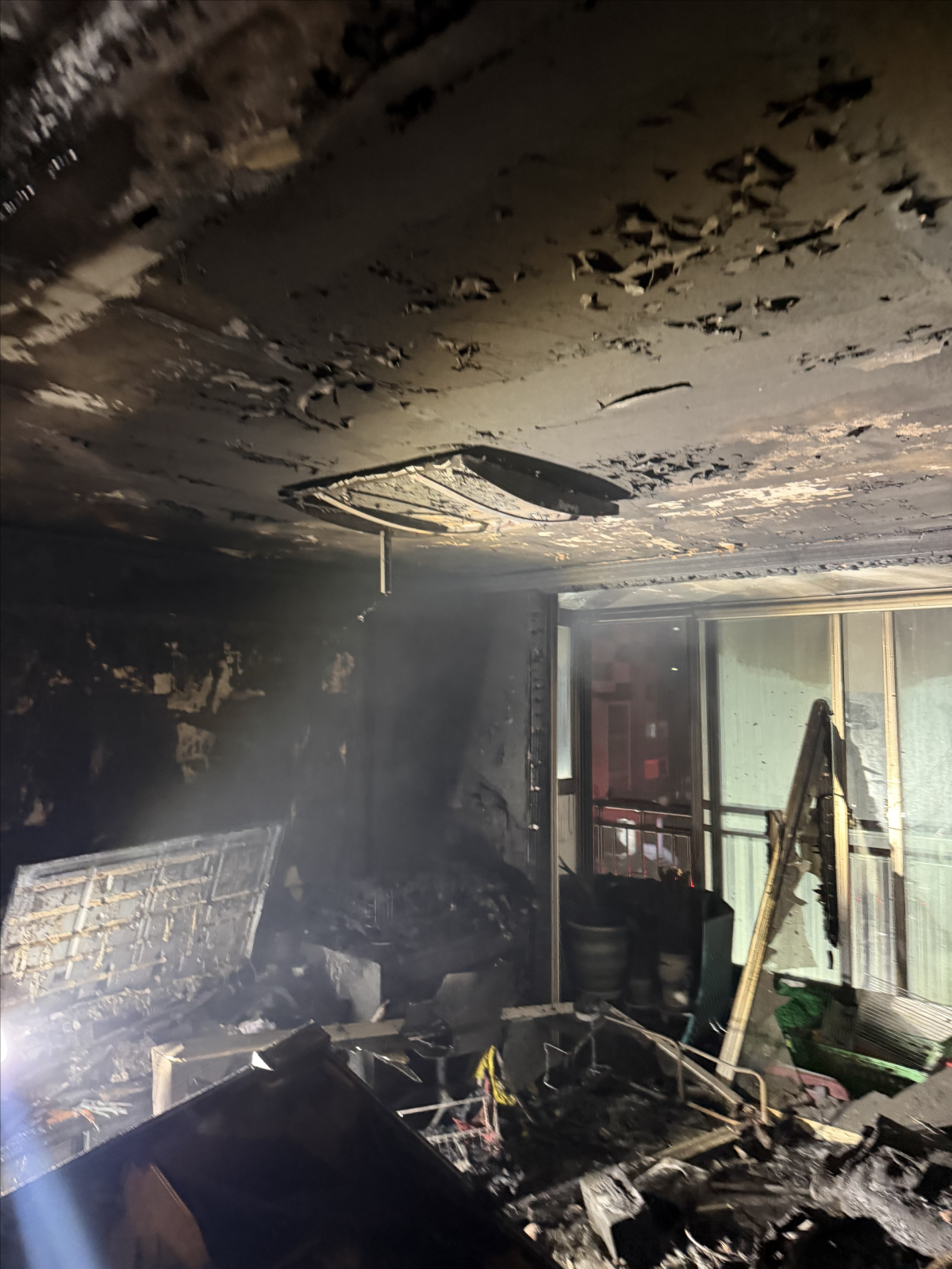 지난 26일 오후 8시 35분쯤 대구 달서구 도원동 한 아파트에서 원인을 알 수 없는 불이 나 20여 분 만에 진화됐다. 대구소방안전본부 제공