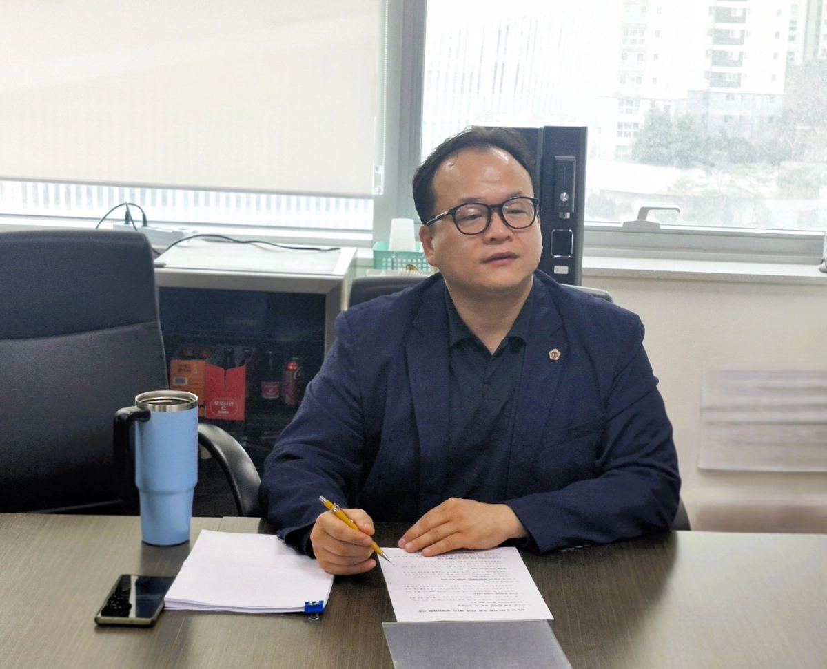 임창휘 의원이 26일 도시환경위원회 소회의실에서 경기도 관계 부서와 ‘수도권정비계획법’ 규제 합리화 추진을 위한 정담회를 정담회를 열고, 규제 개선 방안을 논의하고 있다.(사진=경기도의회)