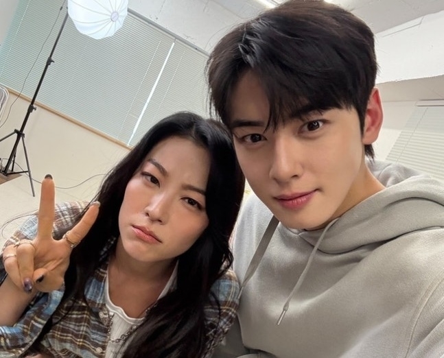 넷플릭스 애니메이션 영화 ‘케이팝 데몬 헌터스’에서 주인공 ‘루미’의 성우를 맡은 한국계 미국인 배우 아덴 조(왼쪽)와 주인공 ‘진우’의 모티브로 알려진 배우 차은우(오른쪽). 자료 : 아덴 조 인스타그램