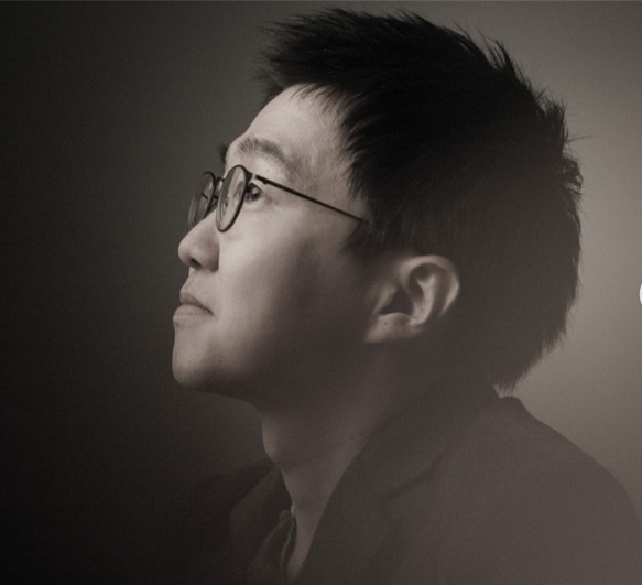 저자 오종찬은 서강대학교 국어국문학과를 졸업하고 2006년 조선일보 편집국 사진부에 입사했다. 사진기자로서 다양한 현장을 경험해왔다. 특히  DMZ 특별취재팀,  뉴라시아 자전거 평화원정단 등 조선일보 대형 기획취재에 함께했다. 글 쓰는 것을 좋아하는 사진기자다. 직접 취재한 사진을 이야기로 풀어내는 기사를 많이 써왔다. 평창 동계올림픽을 취재하며  오종찬의 평창샷을 연재했고, 러시아 월드컵 현지에서는 오종찬의 러시아월드컷을 연재하며 영국 BBC에 소개되기도 했다.  2018년부터 조선일보 매주 토요일자 신문에  오종찬 기자의 Oh!컷 사진 칼럼을 연재했다. 5년 8개월간 총 265회를 끝으로 2024년 사진부장을 맡으며 칼럼을 마무리했다.