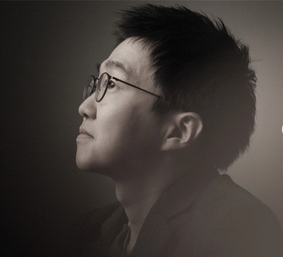 저자 오종찬은 서강대학교 국어국문학과를 졸업하고 2006년 조선일보 편집국 사진부에 입사했다. 사진기자로서 다양한 현장을 경험해왔다. 특히  DMZ 특별취재팀,  뉴라시아 자전거 평화원정단 등 조선일보 대형 기획취재에 함께했다. 글 쓰는 것을 좋아하는 사진기자다. 직접 취재한 사진을 이야기로 풀어내는 기사를 많이 써왔다. 평창 동계올림픽을 취재하며  오종찬의 평창샷을 연재했고, 러시아 월드컵 현지에서는 오종찬의 러시아월드컷을 연재하며 영국 BBC에 소개되기도 했다.  2018년부터 조선일보 매주 토요일자 신문에  오종찬 기자의 Oh!컷 사진 칼럼을 연재했다. 5년 8개월간 총 265회를 끝으로 2024년 사진부장을 맡으며 칼럼을 마무리했다.