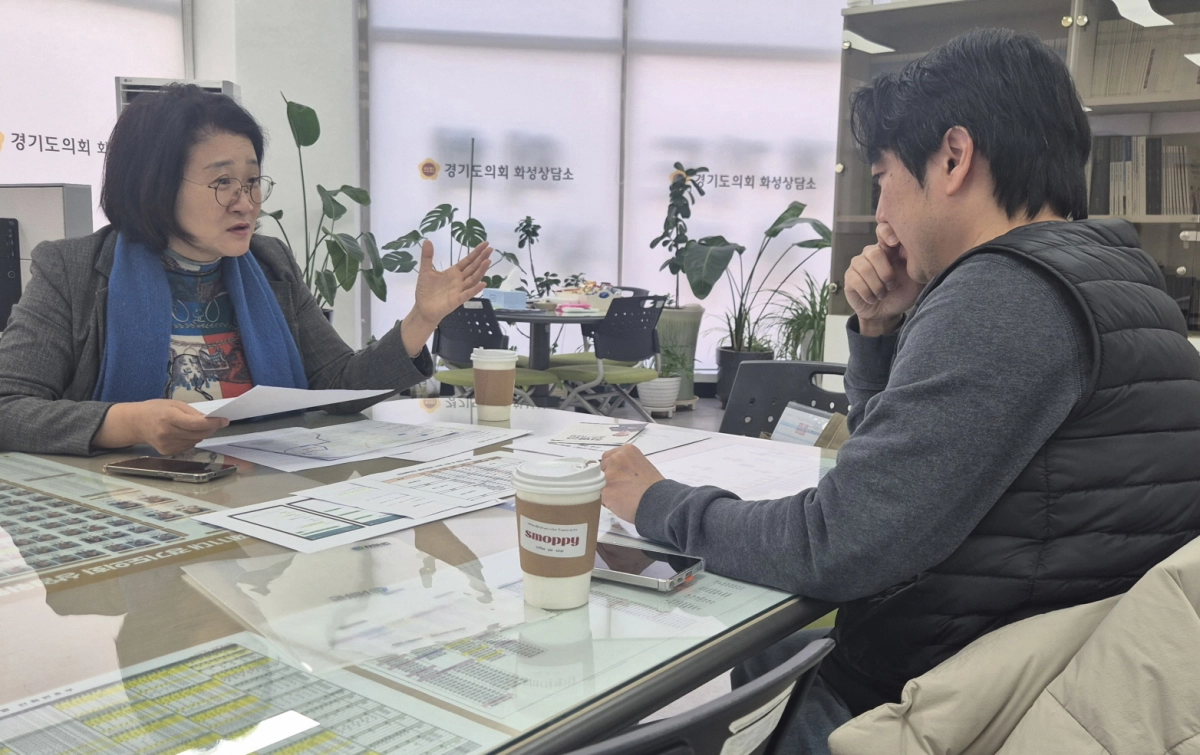 신미숙 의원이 23일 경기도의회 화성상담소에서 정담회를 열고 화성 지역 내 중학교 배정 현황을 점검하고 원거리 배정과 관련해 학부모들의 어려움을 청취하고 있다.(사진=경기도의회)