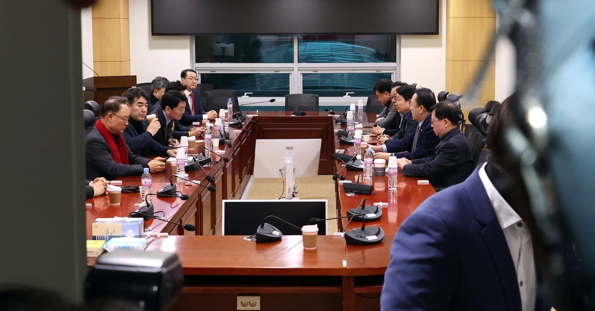 국민의힘 초재선모임인 ‘대안과미래’ 소속 의원들이 지난 20일 서울 국회 의원회관에서 모임을 갖고 얘기를 나누고 있다. 연합뉴스