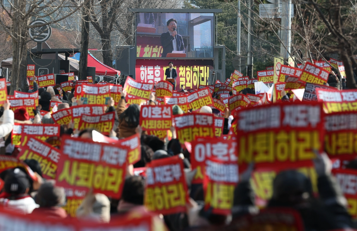 지난 17일 서울 영등포구 국회 인근에서 열린 국민의힘 한동훈 전 대표의 제명 취소 촉구 집회에서 참가자들이 손팻말을 들고 있다. 연합뉴스