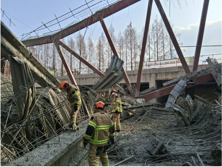 2025년 12월 11일 오후 1시 58분쯤 광주대표도서관 공사 현장 옥상층에서 콘크리트 타설 중 붕괴 사고가 발생해 하청업체 소속 근로자 4명이 숨졌다. 사진은 119 구조대가 매몰 근로자를 수색하고 있다. (광주소방본부 제공)