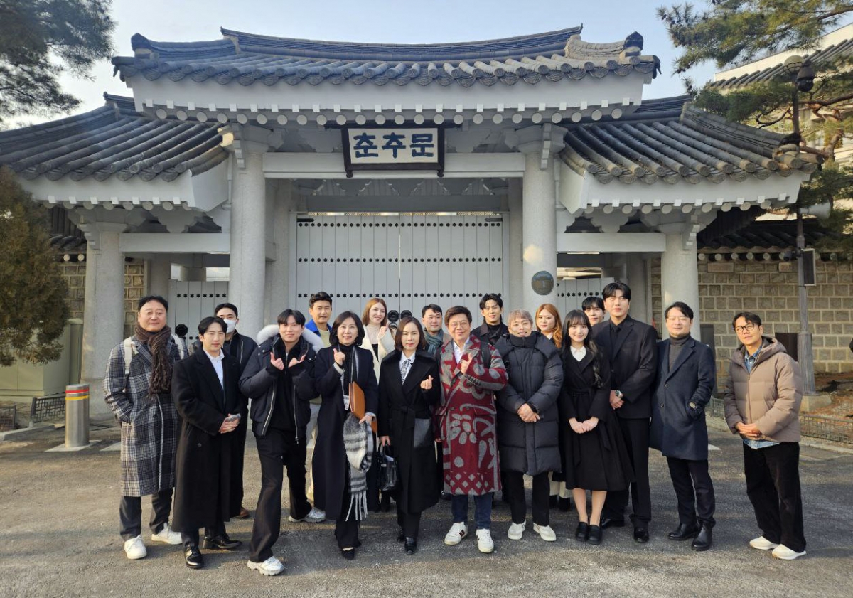 청와대 국민통합비서관실은 26일 ‘다양한 시각의 청년들과의 대화’ 5차 간담회를 열었다. 사진은 춘추문 앞에서 허은아 국민통합비서관을 비롯한 참석자들이 기념촬영을 하는 모습. 2026.1.27 청와대 제공