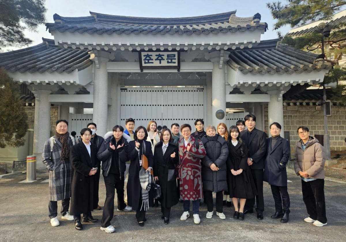 청와대 국민통합비서관실은 26일 ‘다양한 시각의 청년들과의 대화’ 5차 간담회를 열었다. 사진은 춘추문 앞에서 허은아 국민통합비서관을 비롯한 참석자들이 기념촬영을 하는 모습. 2026.1.27 청와대 제공