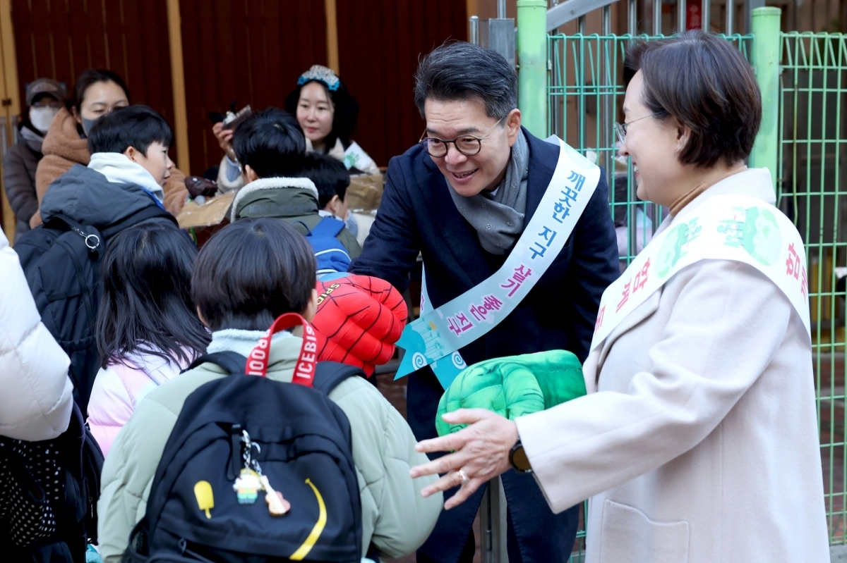 정원오 성동구청장이 성동구 한 초등학교 앞에서 학생들에게 인사하고 있다. 성동구 제공