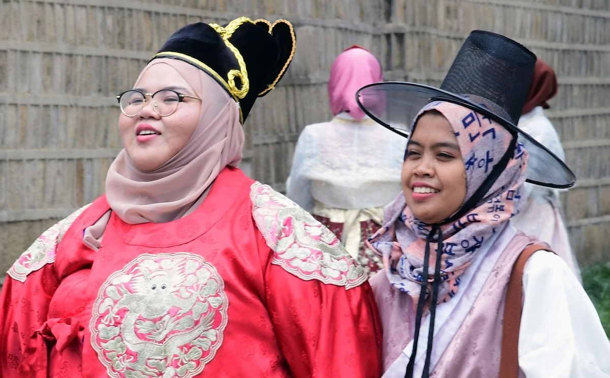 ‘히잡’을 쓴 한복차림의 동남아 무슬림관광객들이 경복궁 건춘문앞을 거닐고있다.  서울신문 DB.