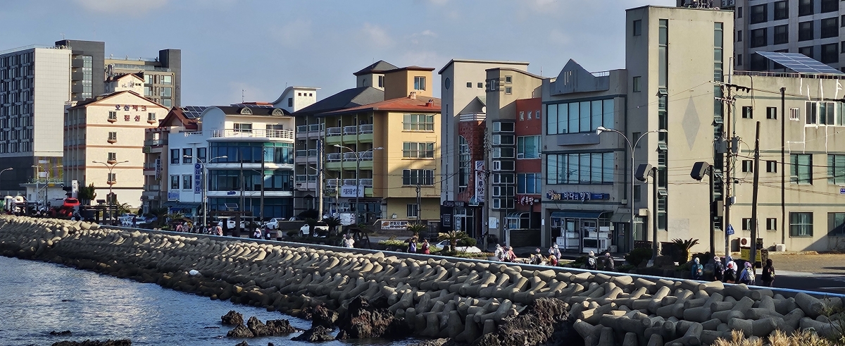 가성비 숙소를 찾는 경향이 뚜렷해지면서 공항 인접 숙소들을 선호하고 외곽지역 숙소 방문은 줄어드는 것으로 조사됐다. 사진은 공항 인접 도두동 숙박밀집지역. 제주 강동삼 기자