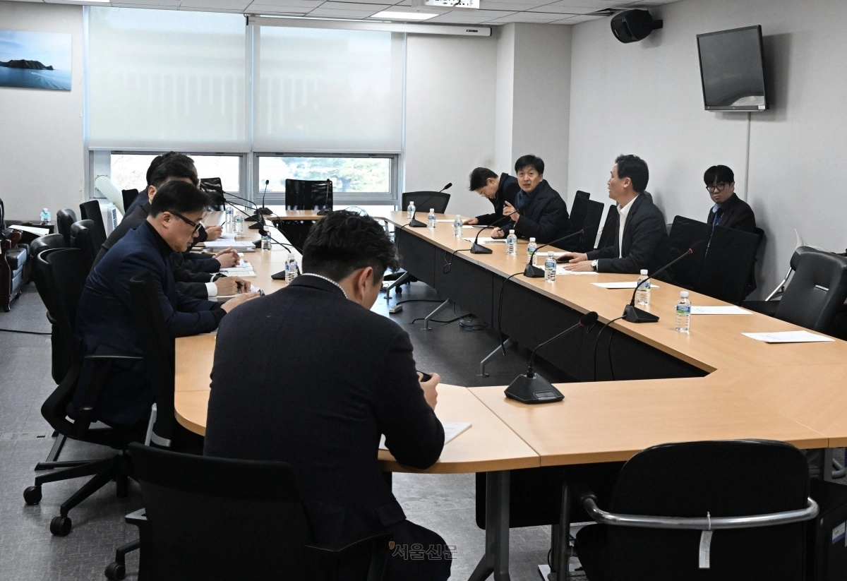 더불어민주당 소속 재정경제기획위원회 위원들이 27일 국회 의원회관에서 열린 당정 협의에서 이형일 재정경제부 1차관 등과 대화하고 있다. 2026.1.27 안주영 전문기자