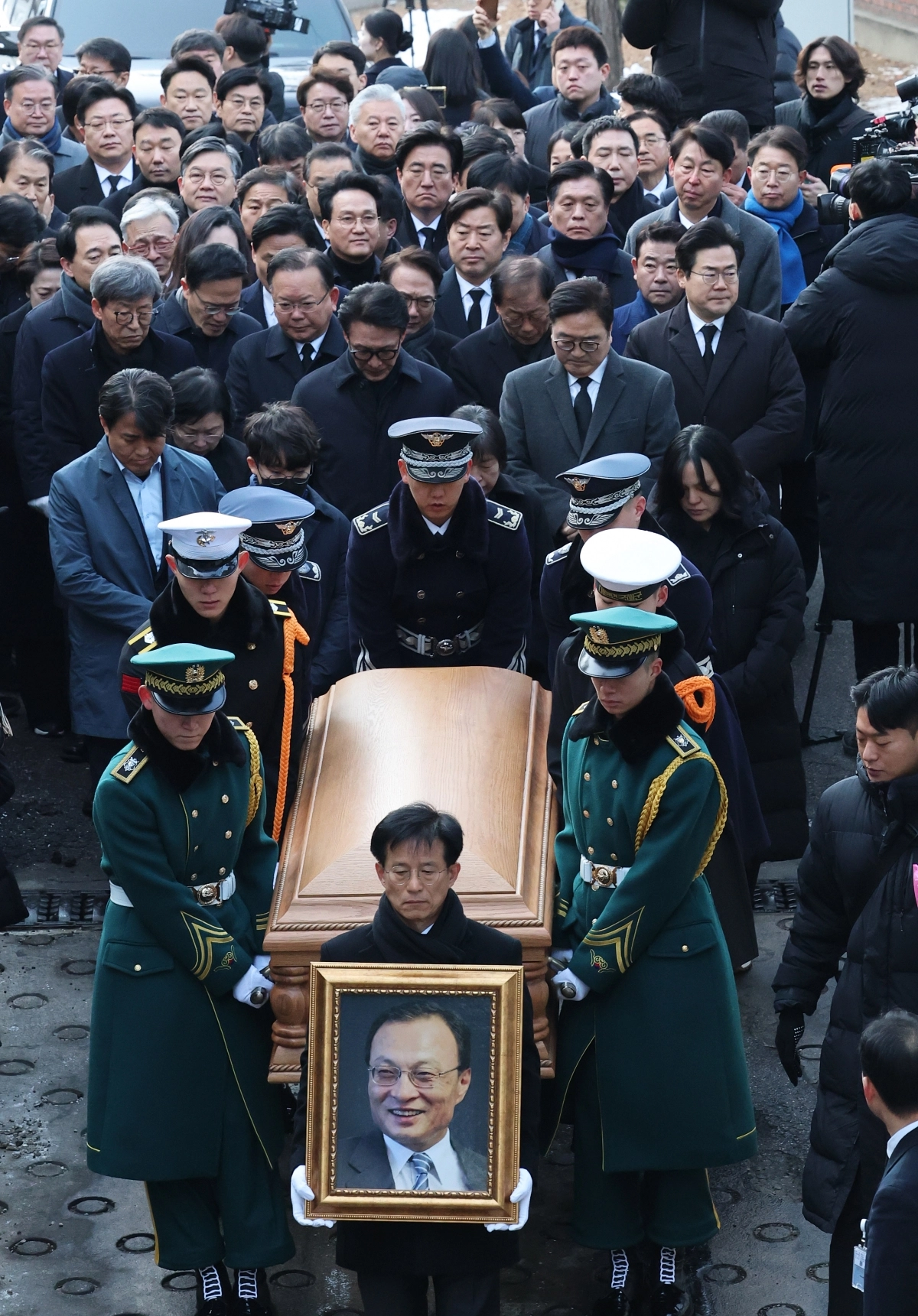 이해찬 민주평화통일자문회의 수석부의장의 시신과 영정이 27일 서울 종로구 서울대학교병원 장례식장에 도착해 운구되고 있다. 연합뉴스