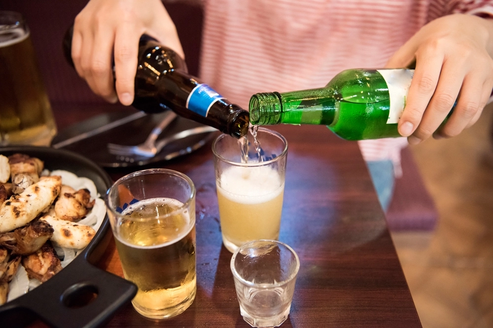 소주와 맥주를 섞어 폭탄주를 만드는 모습. 아이클릭아트