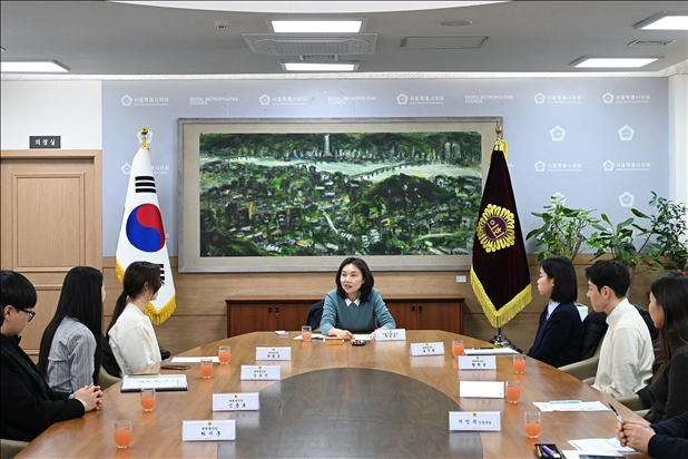 서울특별시의회 최호정(가운데) 의장이 지난 26일 제8기 대학생 인턴십 의장과의 간담회에서 인턴들의 질문에 답변하고 있다.