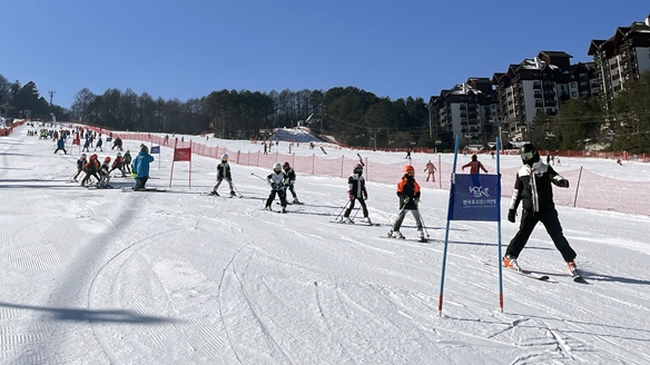 지난 24일 강원도 모나용평에서 열린 ‘더마운틴스튜디오컵 제6회 한국유소년스키연맹 유소년스키대회’에서 참가자들이 대회 시작 전에 코치진의 말에 따라 몸을 풀면서 슬로프 상태를 점검하고 있다. 한국유소년스키연맹 제공