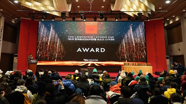 지난 24일 강원도 모나용평에서 열린 ‘더마운틴스튜디오컵 제6회 한국유소년스키연맹 유소년스키대회’에서 이광용 아나운서의 소개로 시상식을 진행하고 있다. 한국유소년스키연맹 제공