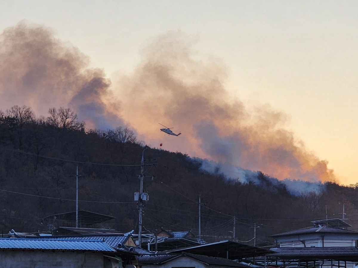지난 11일 경북 의성군 산불 현장에 투입된 헬기. 서울신문 DB
