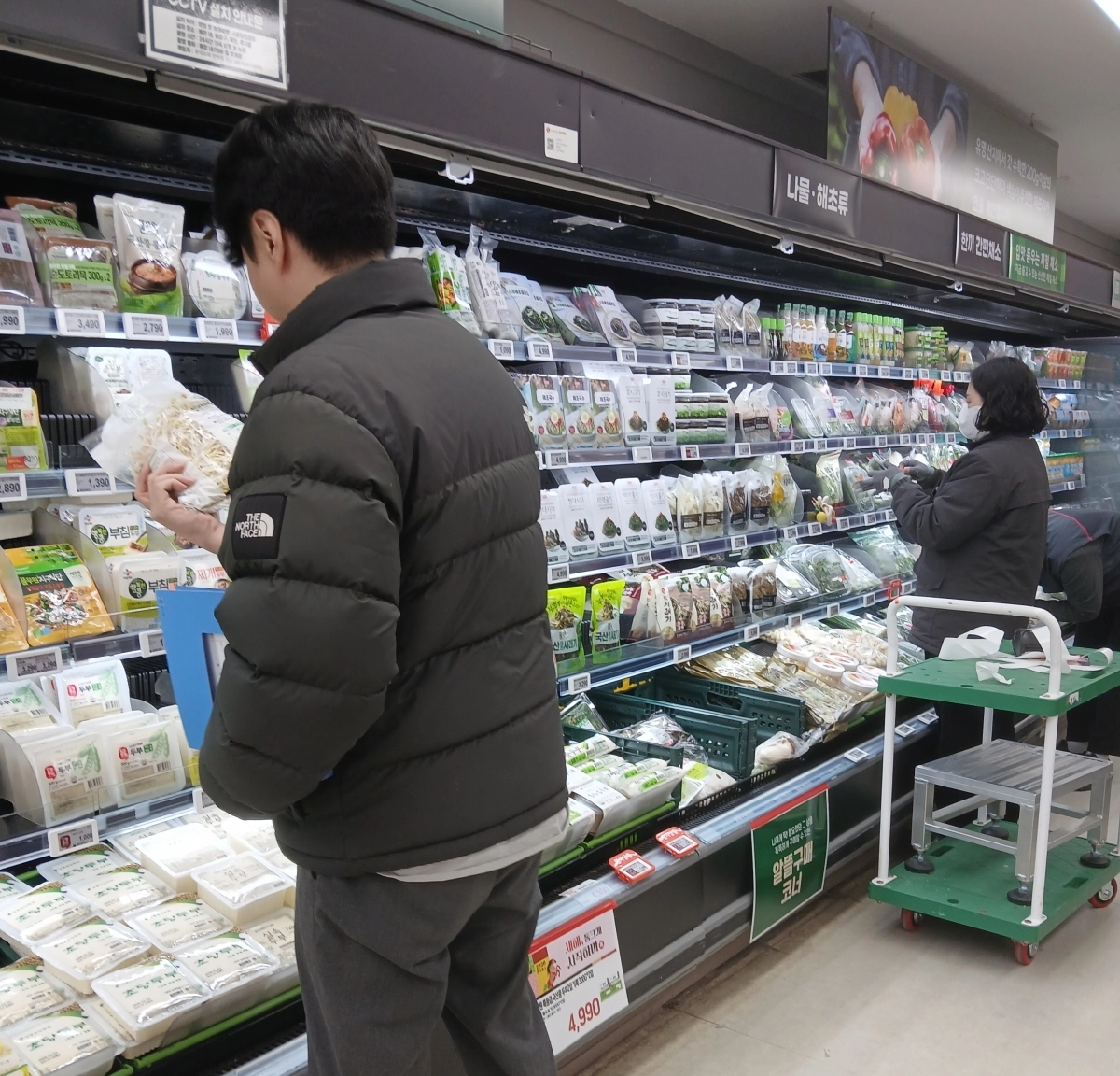 도봉구 민관합동 점검반이 도봉구의 한 마트에서 소비기한 경과 제품이 있는지 살펴보고 있다. 도봉구 제공