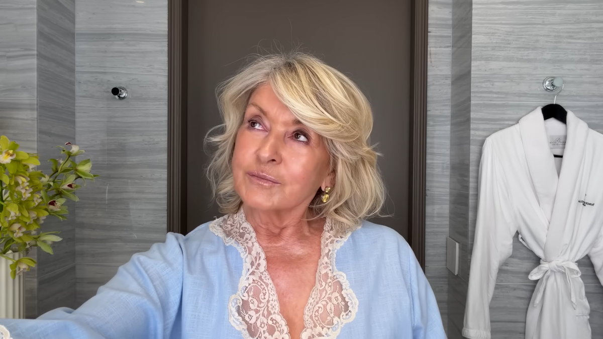 ‘살림의 여왕’으로 불리는 자수성가한 미국의 여성 사업가 마사 스튜어트(84)가 패션지 보그의 ‘겟 레디 위드 미’(Get Ready With Me) 영상을 통해 피부관리 루틴을 소개하며 자신의 외모 비결을 공개했다. 보그 유튜브 캡처