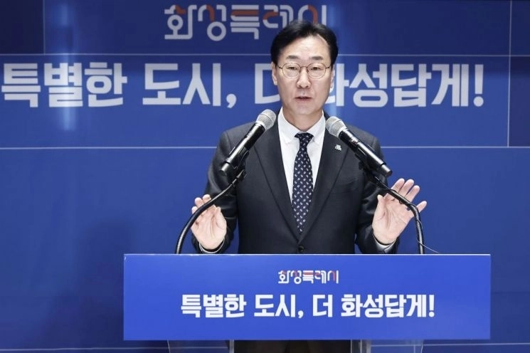 정명근 화성시장이 27일 신년 기자회견에서 올해 시정 방향을 설명하고 있다. (화성시 제공)