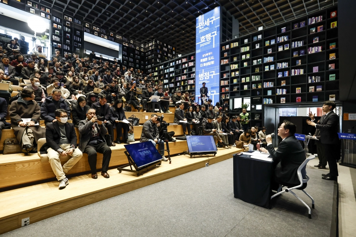 정명근 화성시장이 27일 열린 2026년 신년 기자회견에서 언론인과 질의응답을 하고 있다. (화성시 제공)