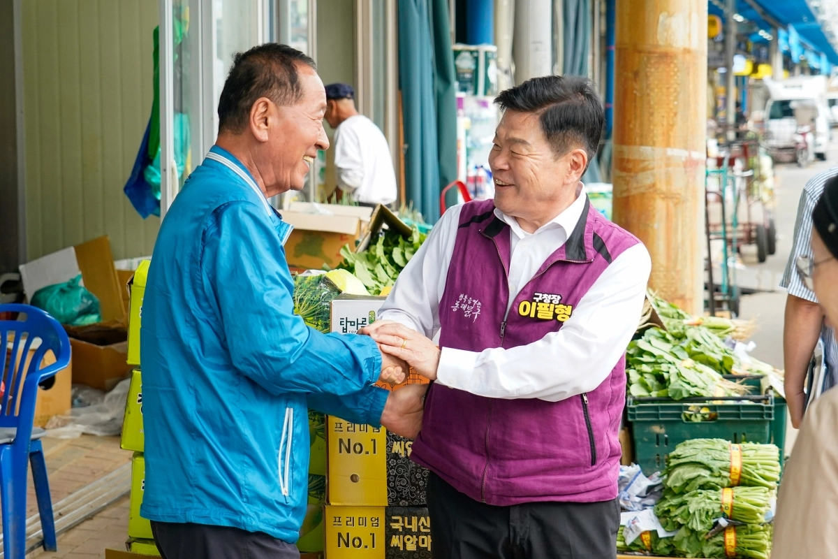 이필형 동대문구청장이 청량리 청과물 도매시장을 찾아 주민과 인사를 나누고 있다. 동대문구 제공