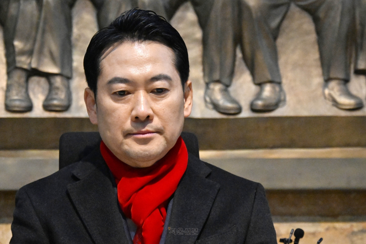 장동혁 국민의힘 대표가 15일 국회 제헌국회의원상 앞에서 공천헌금·통일교 특검 수용을 촉구하며 단식하고 있다. 홍윤기 기자