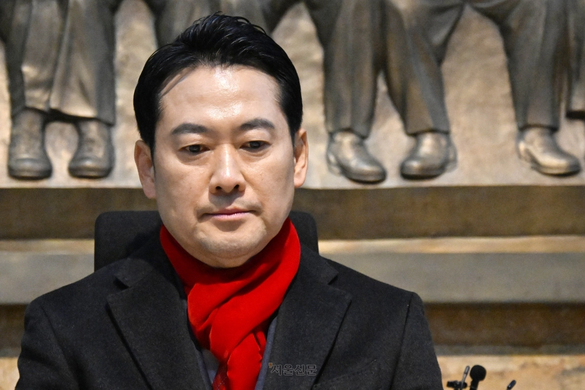 장동혁 국민의힘 대표가 15일 국회 제헌국회의원상 앞에서 공천헌금·통일교 특검 수용을 촉구하며 단식하고 있다. 홍윤기 기자