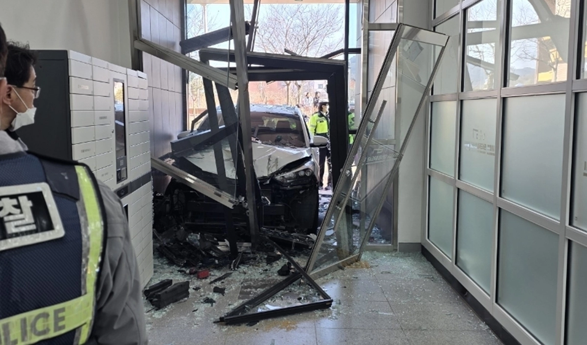 김천서 SUV 차량이 도서관으로 돌진해 2명이 부상을 당했다. 경북소방본부 제공