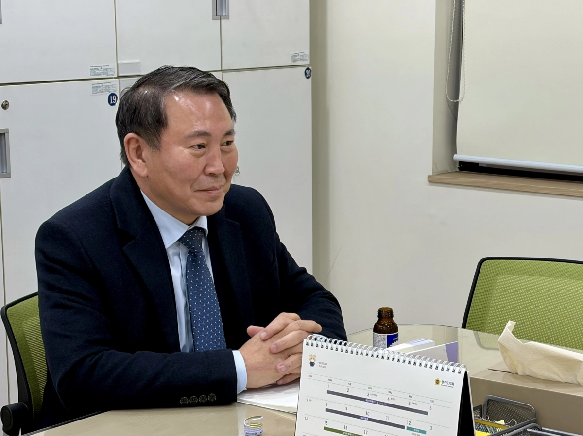 명재성 의원이 26일 고양상담소에서 ‘노후계획도시 재건축 준비위원회’ 관계자와 면담을 갖고 일산 신도시 기준 용적률 상향과 도민 부담 완화 방안을 논의하고 있다.(사진=경기도의회)
