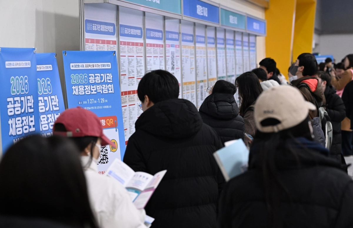 구직자들이 27일 서울 서초구 at센터에서 열린 2026 공공기관 채용정보 박람회에서 채용정보를 보고 있다. 2026.1.27 도준석 전문기자