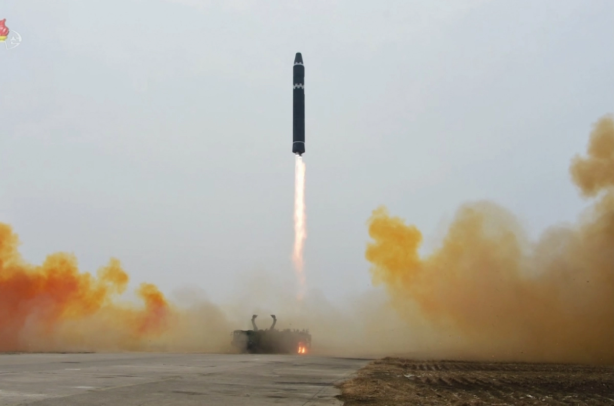 사진은 북한이 2023년 2월 대륙간탄도미사일(ICBM) ‘화성-15형’을 고각 발사하는 모습. 연합뉴스