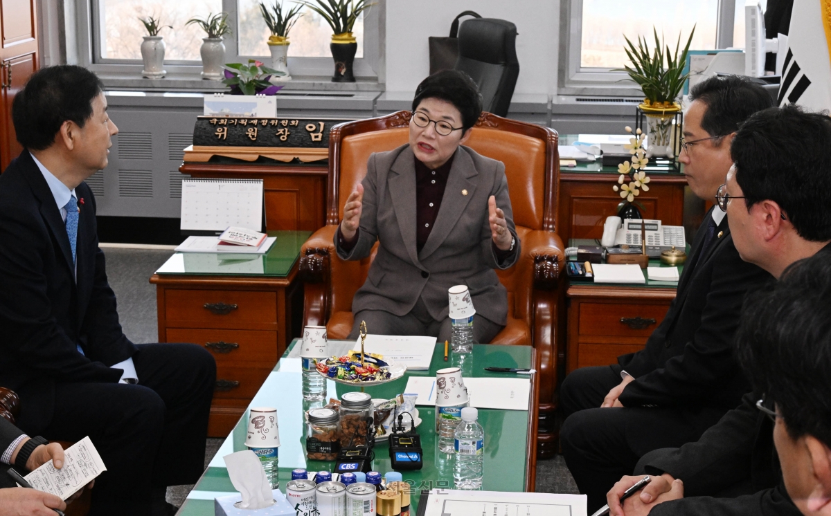 임이자 재정경제기획위원장과 구윤철 부총리 겸 재정경제부 장관이 27일 국회에서 도널드 트럼프 미국 대통령의 관세 인상 언급과 관련해 면담하고 있다. 2026.1.27 안주영 전문기자