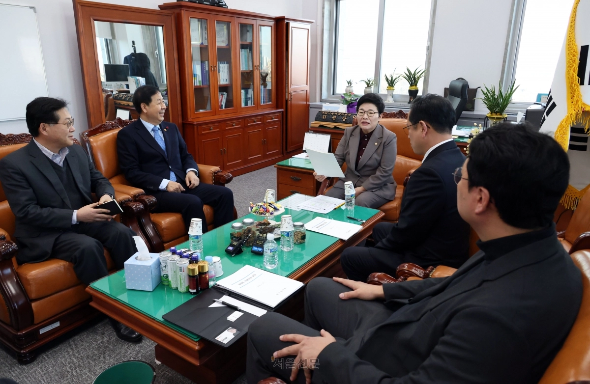 국회 재정경제위원회 임이자 위원장이 27일 국회 본청 위원장실에서 구윤철 부총리 겸 재정경제부 장관, 박수영 재경위 야당 간사, 개혁신당 천하람 원내대표와 도널드 트럼프 미국 대통령의 관세 인상 언급과 관련해 면담하고 있다. 2026.1.27 안주영 전문기자