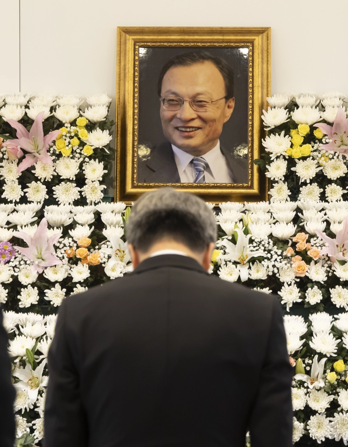 김동연 경기도지사가 27일 서울대병원에 마련된 고 이해찬 민주평화통일자문회의 수석부의장 빈소에서 헌화한 뒤 묵념하고 있다. (경기도 제공)