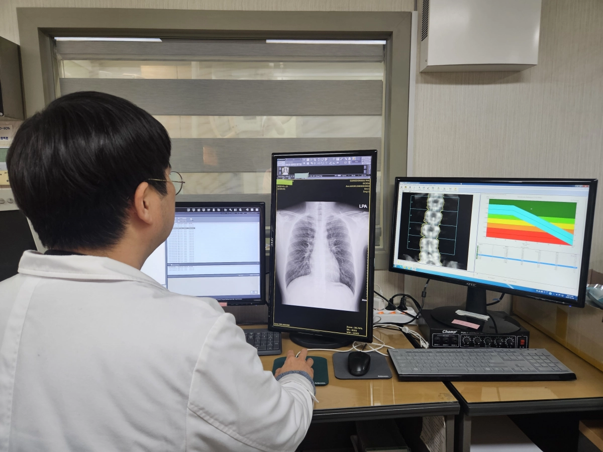 서울 강동구보건소 관계자가 인공지능( AI) 기술기반 흉부 엑스레이 판독 보조시스템을 활용해 사진을 살펴보고 있다. 강동구 제공