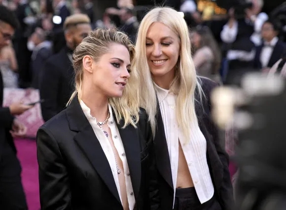 동성 커플인 할리우드 배우 겸 감독 크리스틴 스튜어트(사진 왼쪽)와 딜런 메이어가 2022년 미국 LA 돌비 극장에서 개최된 제94회 미국 아카데미 시상식(오스카상) 사전 행사로 진행된 레드카펫에 참석한 모습. AP 연합뉴스