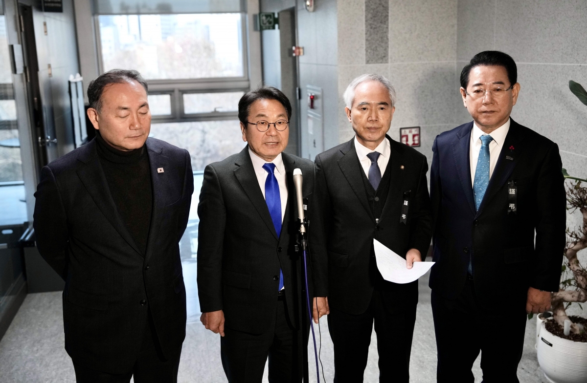 강기정 광주시장이 27일 국회의원회관에서 열린 ‘광주전남 통합 특별법 검토 시도지사-국회의원 4차 조찬간담회’를 마치고 특별시 명칭과 주소지에 대한 결정사항을 발표하고 있다.(사진 왼쪽부터 김원이 민주당 전남도당 위원장, 강기정 광주시장, 양부남 민주당 광주시당 위원장, 김영록 전남지사). 광주광역시 제공
