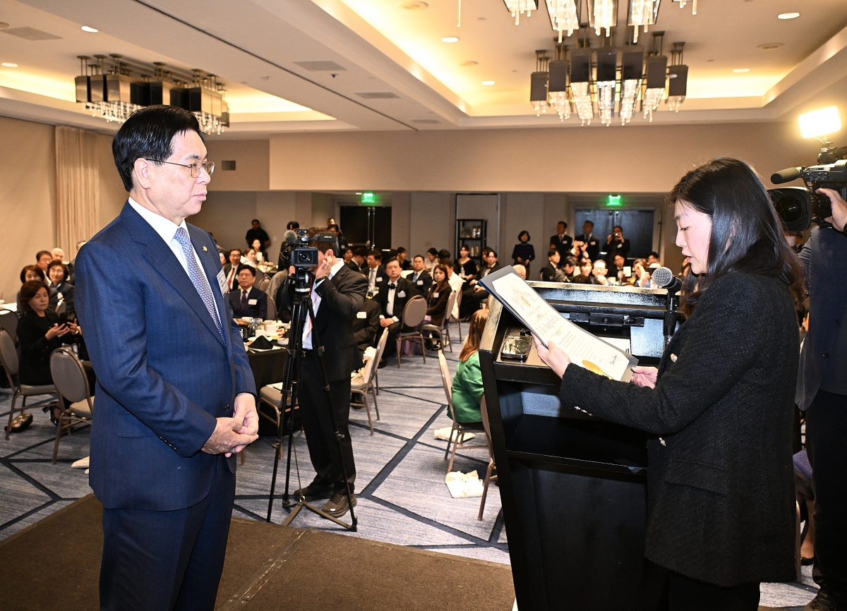 이영훈(왼쪽) 목사가 케런 바스 LA 시장의 감사장을 받고 있다. 여의도순복음교회 제공.