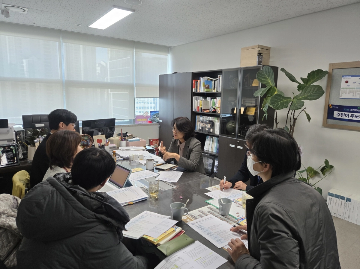 신미숙 의원이 27일 경기도학교안전공제회와 경기도교육청 관계자들과 간담회를 갖고 학교폭력 피해지원 제도의 현장 운영 실태를 점검하고 있다.(사진=경기도의회)