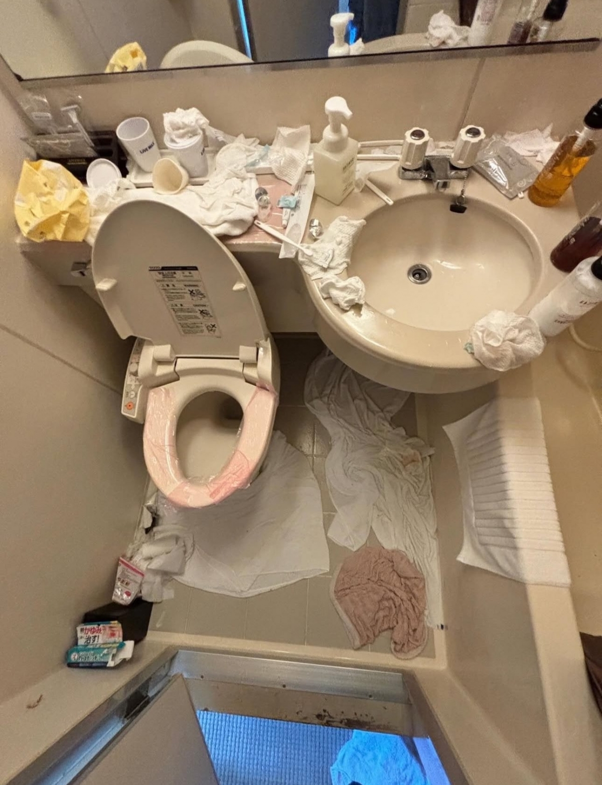 홋카이도 삿포로의 한 게스트하우스에서 일하는 한 남성은 23일 소셜미디어(SNS)에서 “젊은 중국인 여성 관광객 두 명이 체크아웃한 방은 쓰레기장이었다”라며 관련 사진을 올렸다. 2026.1.23 스레드